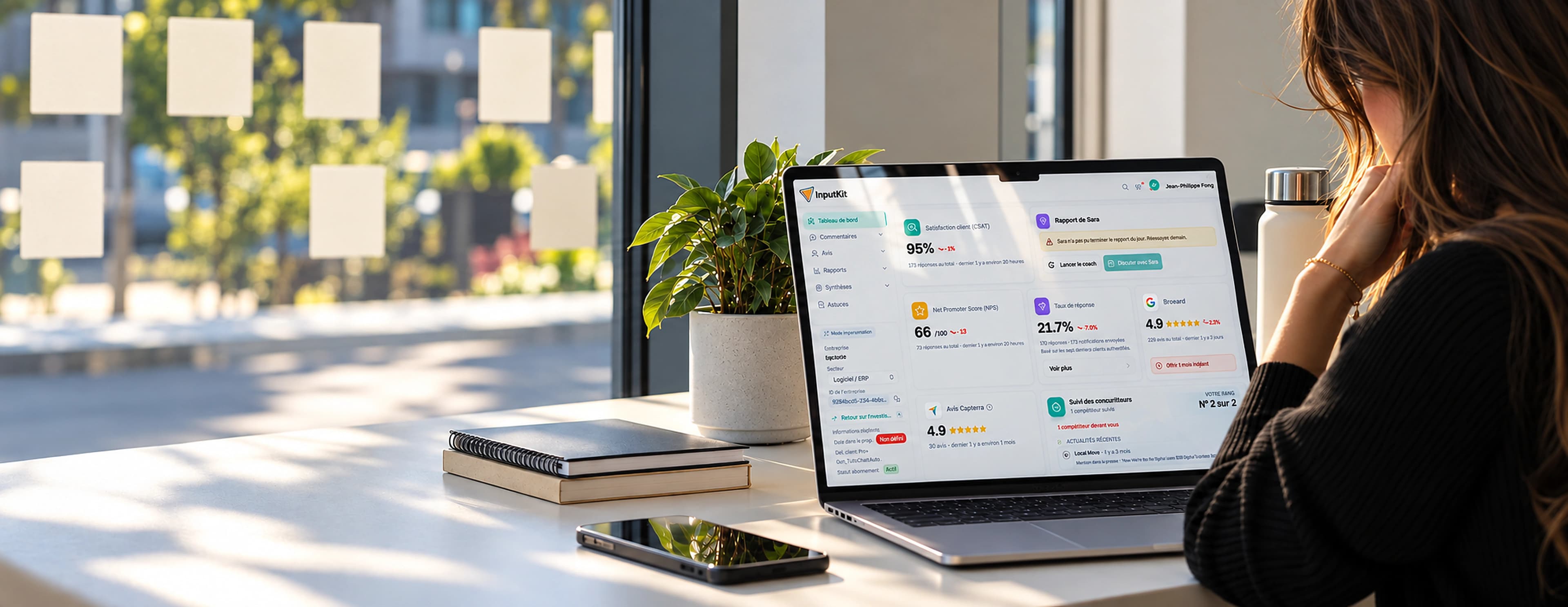 Une professionnelle consulte le tableau de bord InputKit sur son ordinateur portable